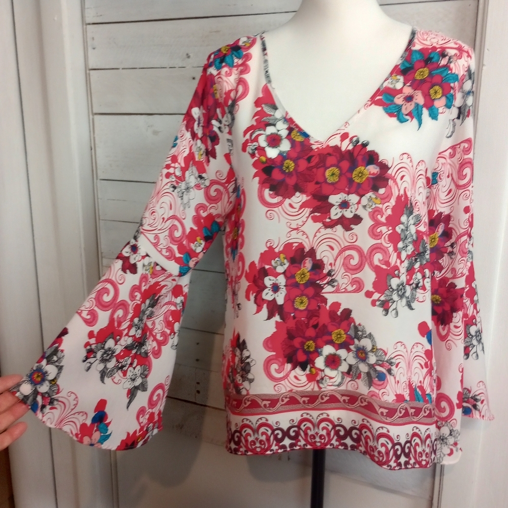 Violet Claire Floral Blouse Medium Boho Bell Sleeve VNeck Pink White Lightweight